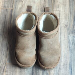 UGG Chestnut Kids Boots Size 1.
